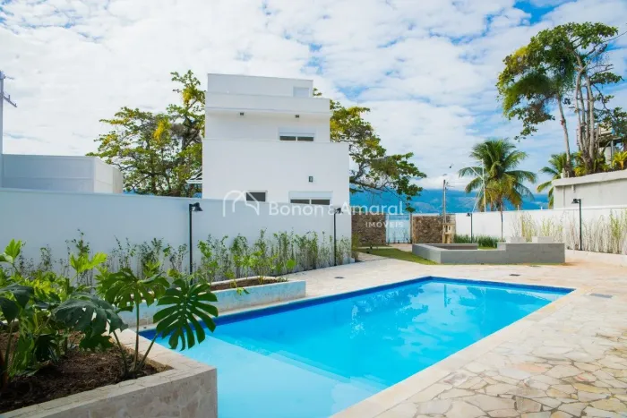 Casa pé na areia em condomínio - São Sebastião S.P.