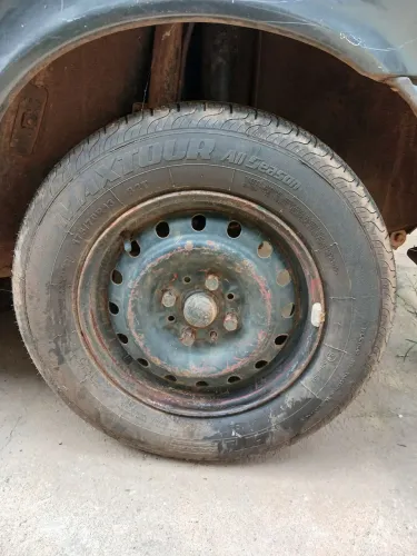 vendo estepe com pneu e aro 13 carro fiat .