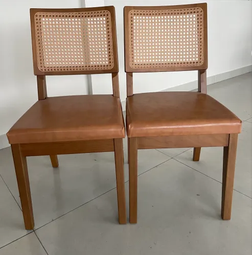Cadeira Madeira Maciça Encosto Com Tela de Rattan e tecido Courrissimo Marrom