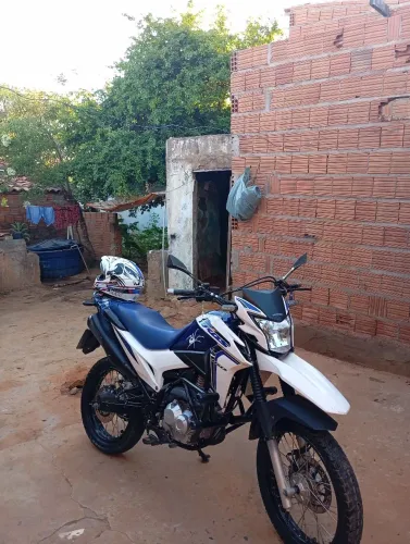 Bros 160 branca,nova moto pra pessoa exigente nada a fazer só pegar e andar