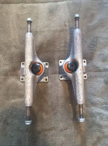 ## ítens anos 80!! Par de trucks Independent réplicas nacionais e rodas Deep 510, coleção!