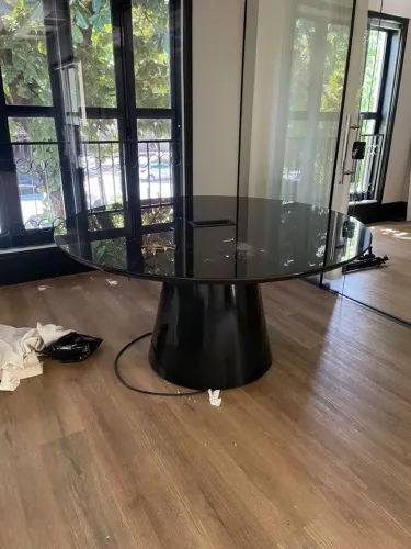 Mesa laqueada com tampo de vidro (redondo)
