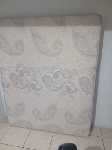 Colchão de casal Queen venda outro troca por cama de Box solteiro!!! Valor $250.00  semi 