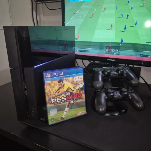 PS4 COMPLETO BEM CONSERVADO COM JOGO CD PES 2018 DOIS CONTROLES SUPORTES E TODOS OS CABOS