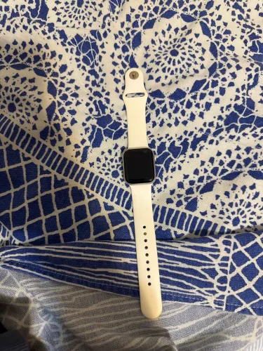 Apple Watch SE 2ª geração 40 mm - detalhe no vidro traseiro e marcas de uso