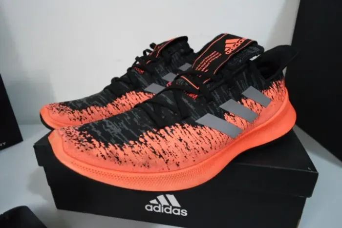 R$350,00! Igual Novo! TÊNIS ADIDAS SENSEBOUNCE. Número 44. Usado apenas 2X. ORIGINAL.