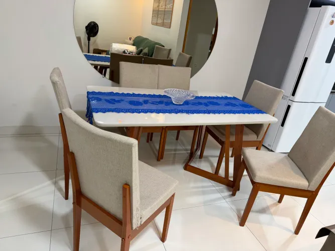 Sala de jantar com 6 cadeiras.