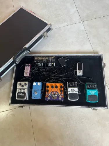 Pedais de guitarra com a case