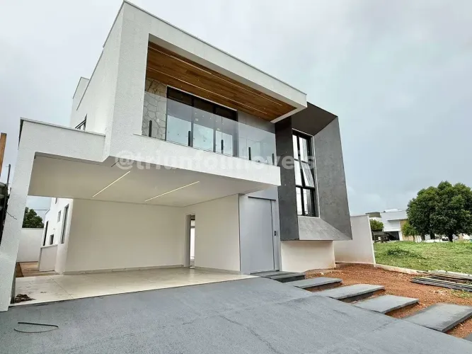 Casa duplex em condomínio alto padrão com 4 quartos