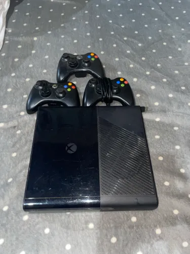 Xbox 360 desbloqueado com 3 controles 1 com fio e 2 sem fio
