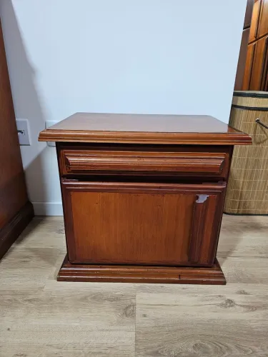 Par de Mesas de Cabeceira em Mogno Maciço