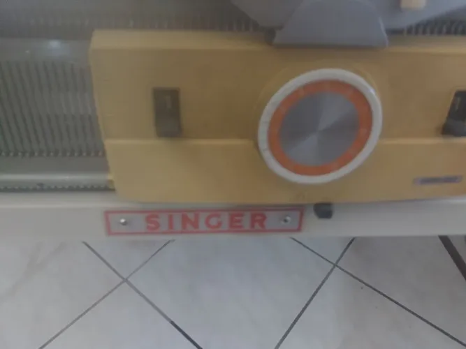 Máquina de fazer tricô Singer com frontura 