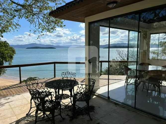 Casa de 3 suítes à venda no Sambaqui