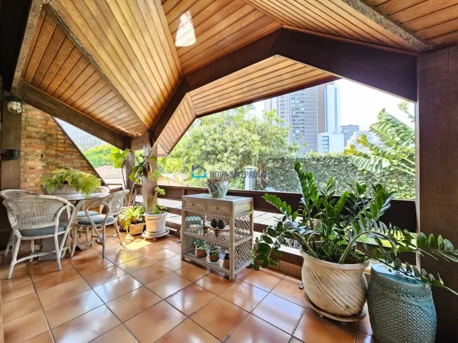 Casa com piscina à venda em Moema com 3 suítes e 4 Vagas de Garagem.