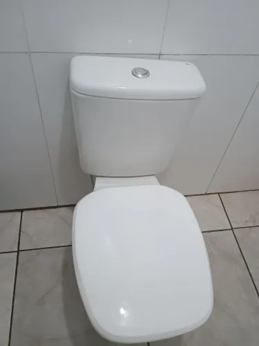 Vaso sanitário com caixa acoplada.