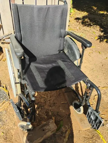 Cadeira de rodas e cadeira de necessidades fisiologicas