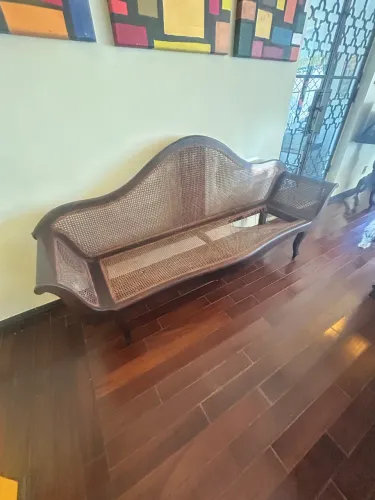 Canapé, Marquesa ou Namoradeira, geralmente fabricado em madeira 