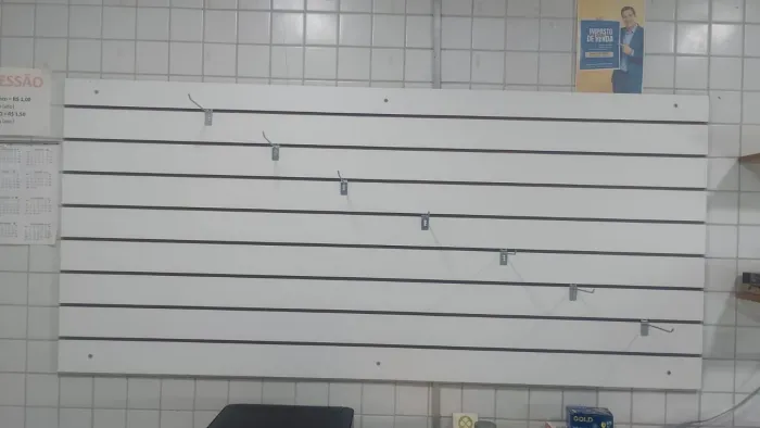 Vendo Painel canaletado 2,00 X 0,90 m com 60 ganchos