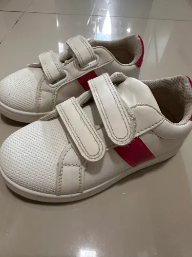 Vendo tênis infantil menina tamanho 27 usado.