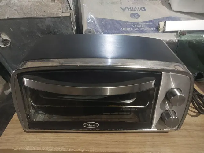 Vende-se Forninho Elétrico Oster. Valor 100,00.