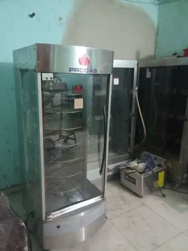 Máquina de assar frango giratória semi nova 