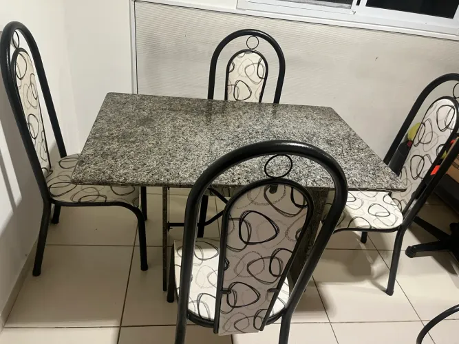 Mesa de Mármore com 4 Cadeiras - 6 Meses de Uso