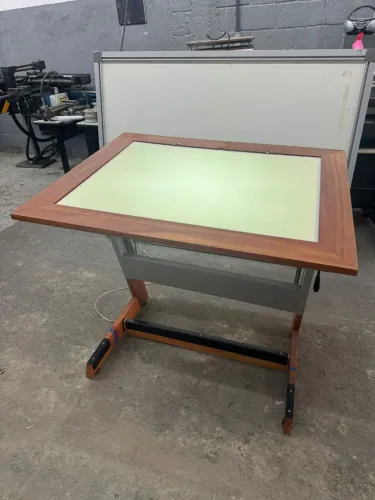 Mesa de desenho com iluminação