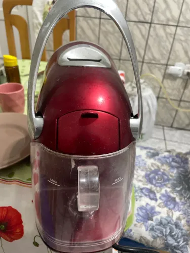 Cafeteira elétrica vermelha
