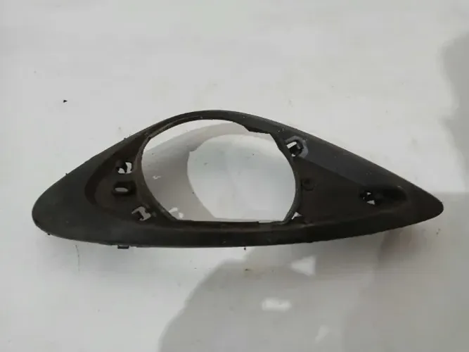 MOLDURA FAROL MILHA ESQUERDO NISSAN MARCH 2015/2020