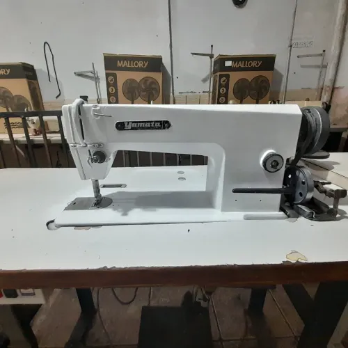 Máquina de costura reta industrial Yamata com móvel