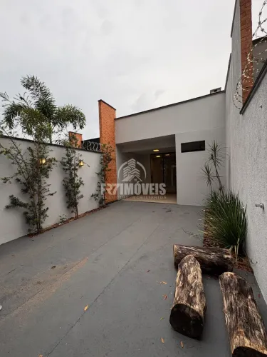 CASA COM CHURRASQUEIRA A CARVÃO - 3 QUARTOS SENDO 1 SUÍTE - PARQUE DAS FLORES