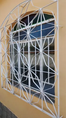 Vendo 2 janelas com grade