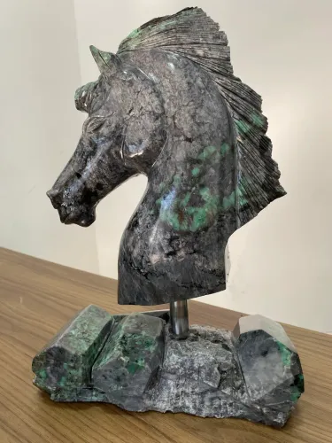 Escultura Cavalo em Xisto com Esmeralda Natural - Peça Única 10,5kg