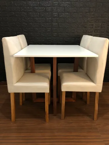 Mesa com 4 cadeiras de jantar