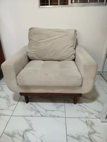 2 Poltronas, espumas ortopédicas e base rústica de madeira.