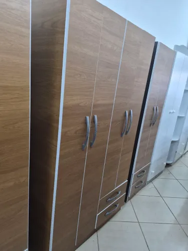 Roupeiro 4 portas novo montado