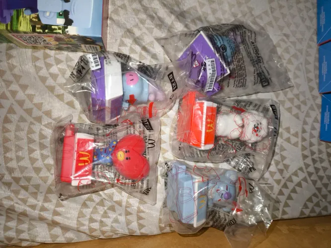 Alguns bonecos do BT21 do BTS