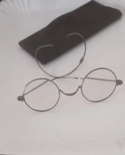 Óculos Antigo Com Armação  Metálica e Porta Óculos Para Colecionadores 