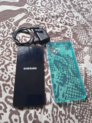 A05 com carregador.  Em bom estado 