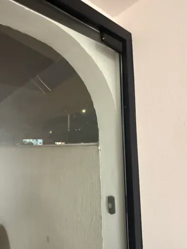 Vitrine de vidro Blindex com armação em alumínio preto com porta