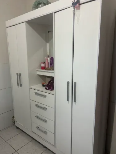 Vendo guarda roupa três portas
