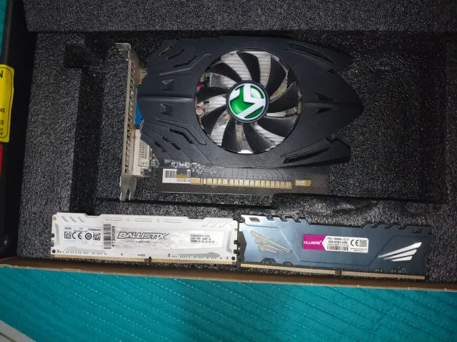 2 memórias ram 8gb 2400mhz (COM DEFEITO) + Gt 730 (TAMBÉM COM DEFEITO)