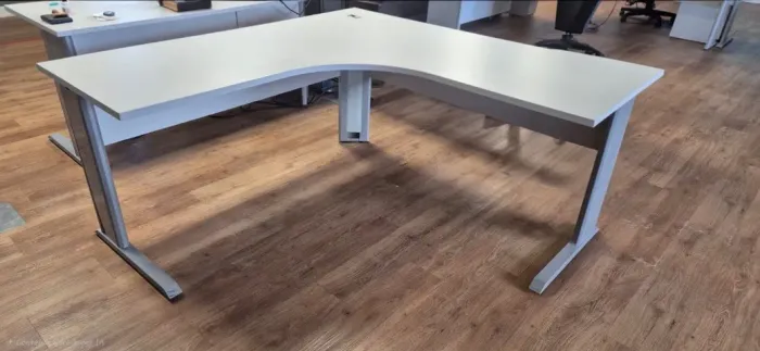 MESA EM "L" LINHA LEXUS - PÉ METAL CINZA MDF 25MM 160X160X60X74 C/ PASSA FIOS GEBB WORK