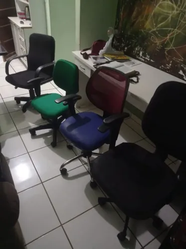 Cadeiras secretárias com rodas e amortecedores