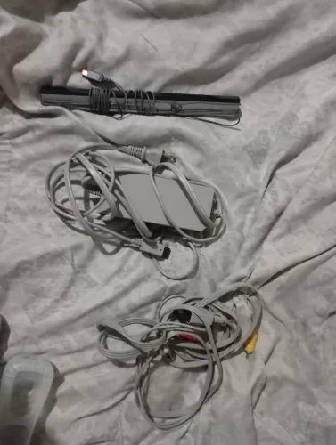 Kit do Nintendo Wii original ( 3 itens fonte, cabo de audio e vídeo e sensor)