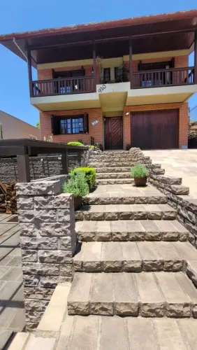 Destak imóveis vende excelente casa mobiliada no bairro Cristo Redento
