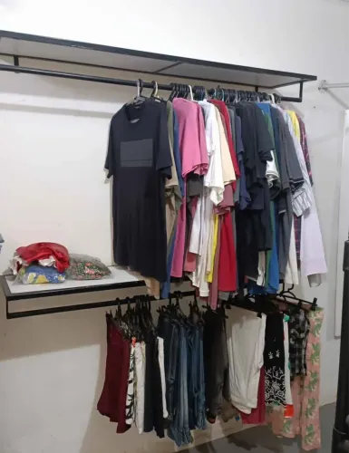 Vendo expositor de parede com prateleira