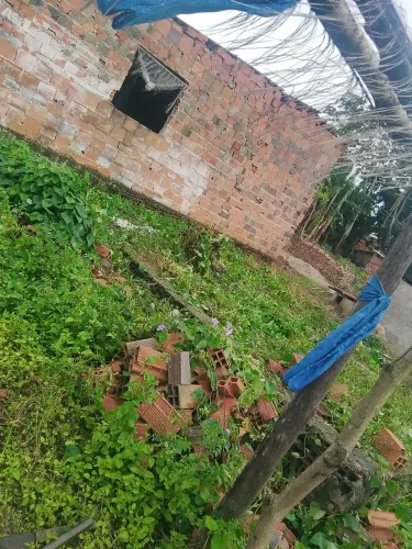 Vende-se ou troca casa o barracão ótima localização do povoado Pedrinhas Areia Branca se..