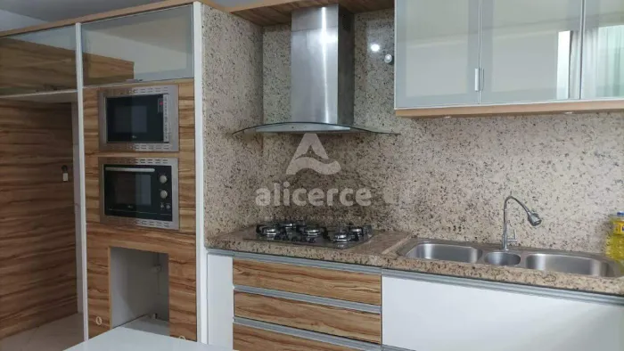 Casa para aluguel com 3 quartos, 1 suíte, sacada e garagem no Estreito. A uma quadra da Be