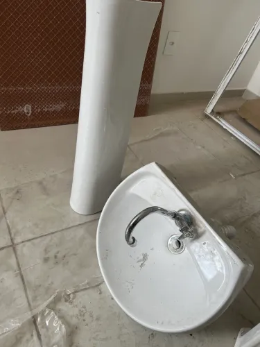 Vaso, pia do banheiro e tanquinho de cozinha 